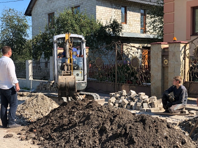 У Винниках завершують будівництво ливневої мережі на вулиці Космонавтів