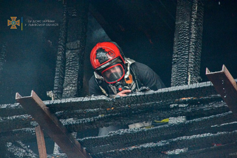 На Львівщині вогонь знищив будівлю з мотоциклами і скутером