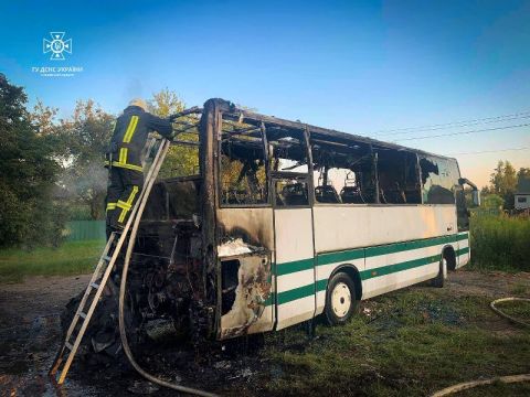 На Яворівщині під час ремонту згорів автобус