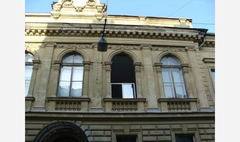 Львівський університет замінив автентичні вікна на металопластикові у пам'ятці архітектури