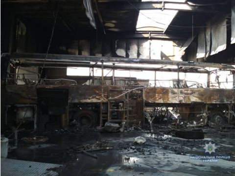 На станції техобслуговування поблизу Львові згоріли автобус та легковик
