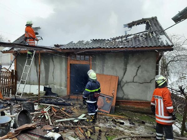 6 рятувальників гасили пожежу у будівлі на Дрогобиччині