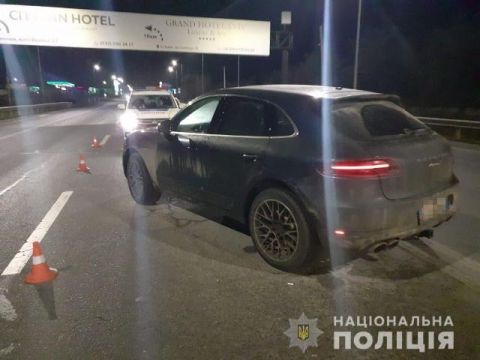 Поблизу Львова водій Porsche Macan наїхав на патрульного