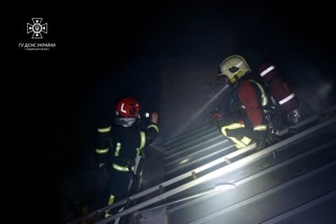 Понад 20 рятувальників гасили пожежу в житловому будинку Львова