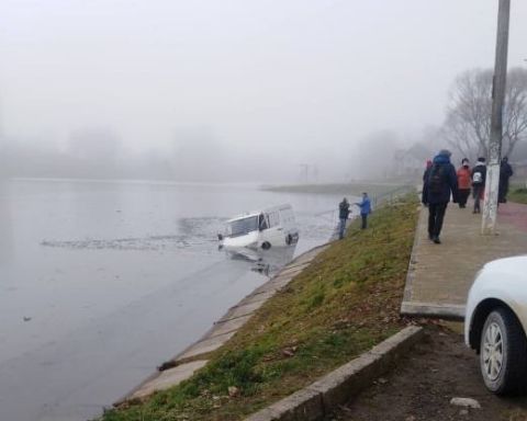 У Моршині водій мікроавтобуса з'їхав у озеро