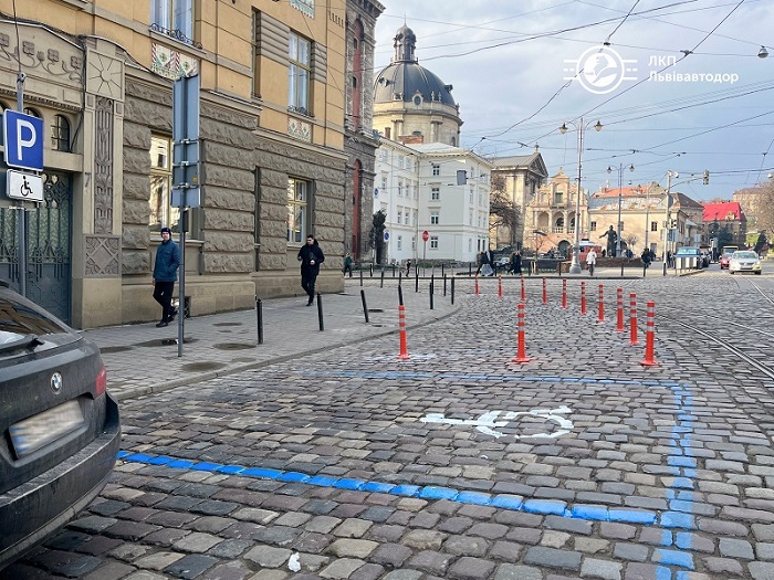 У Львові на вулиці Підвальній встановили дорожні стовпці, щоб авто не блокували рух трамваїв