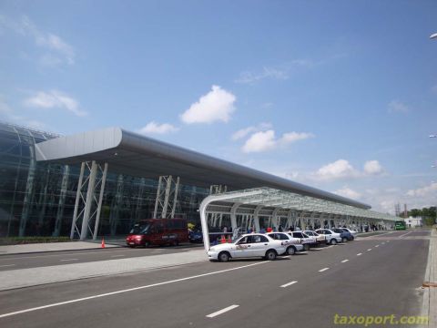 Автостоянку біля львівського аеропорту за кілька місяців зроблять платною