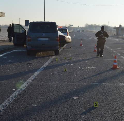 На Яворівщині у ДТП загинув водій ВАЗу та постраждали двоє людей