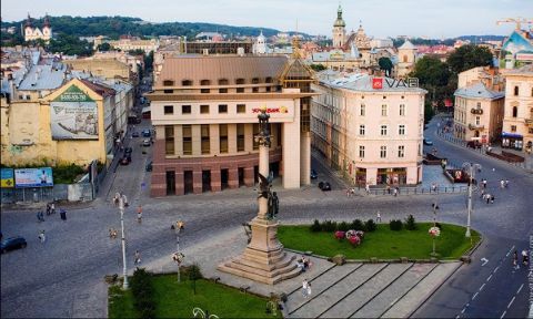 Клумби довкола львівського пам'ятника Міцкевичу оновлять