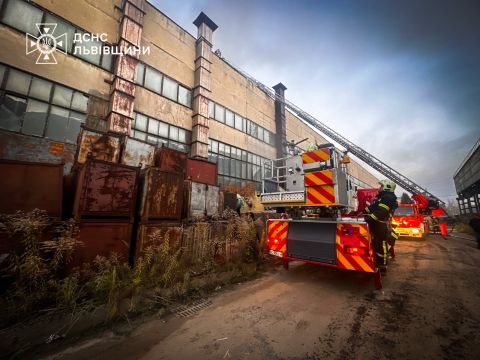 У Львові зайнялась будівля на території колишнього ЛАЗу 