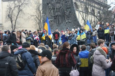 Сьогодні на львівському Євромайдан мітингує 300 осіб (ФОТО)