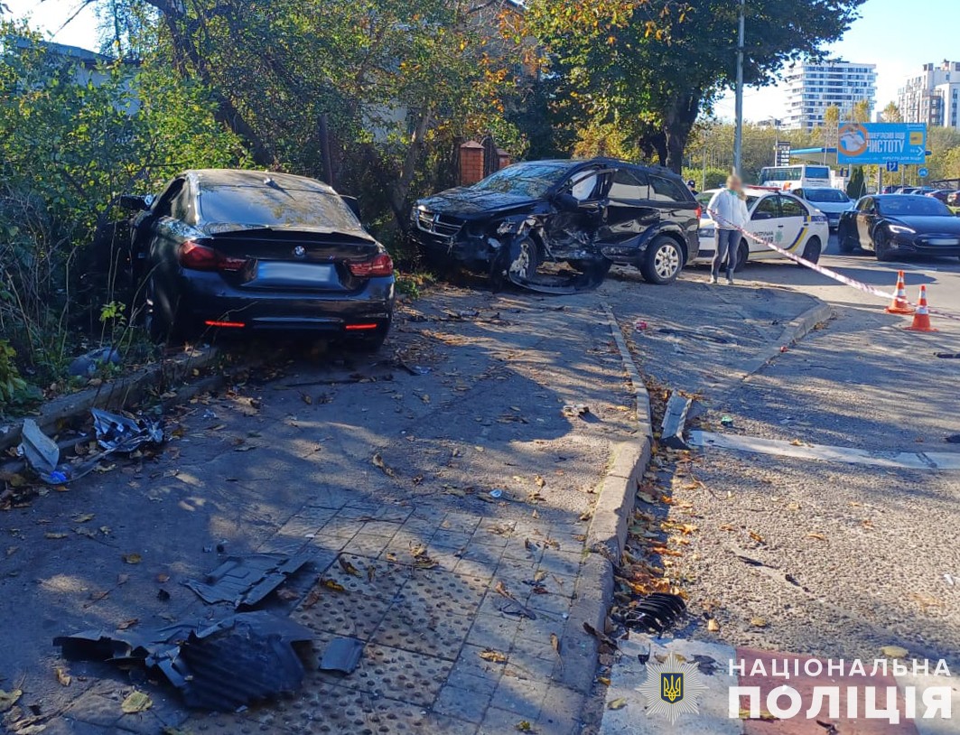 У Львові в ДТП загинув водій BMW та постраждали троє людей