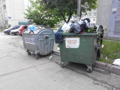 Шевченківський район Львова другий день потопає у смітті
