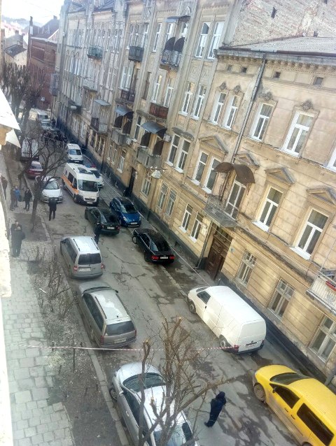 У Львові чоловік вчинив самогубство у машині