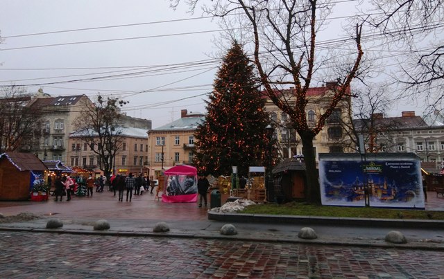 Головну ялинку Львова прикрасять ілюмінацією й протитанковим їжаком