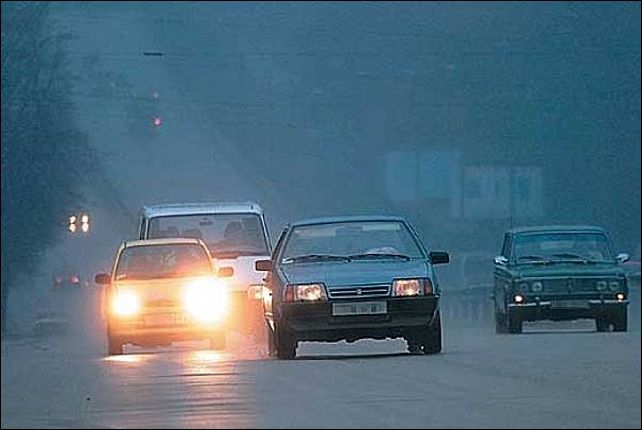 Водіїв змусять цілодобово їздити з увімкненими фарами