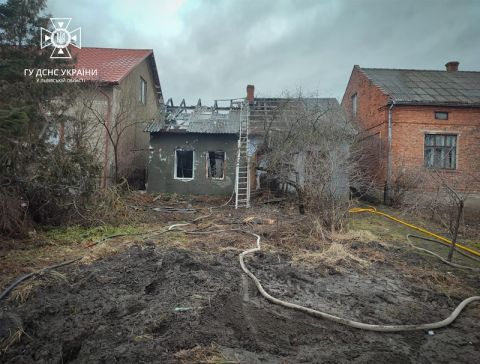 На Львівщині через недопалок у ліжку чоловік ледь не спалив 4 будівлі