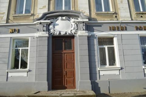 Школа (будинок колишнього суду). Головний вхід на чільному східному фасаді