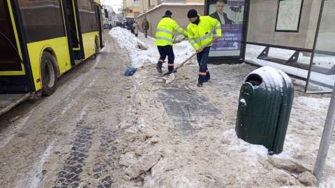 На вулиці Львова виїхало понал 200 одиниць снігоприбиральної техніки