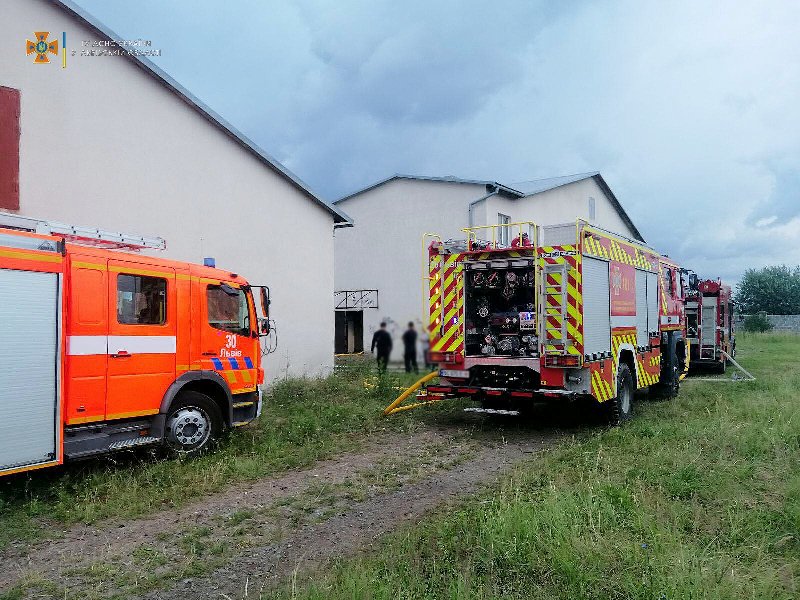 30 рятувальників гасили пожежу у будівлі поблизу Львова