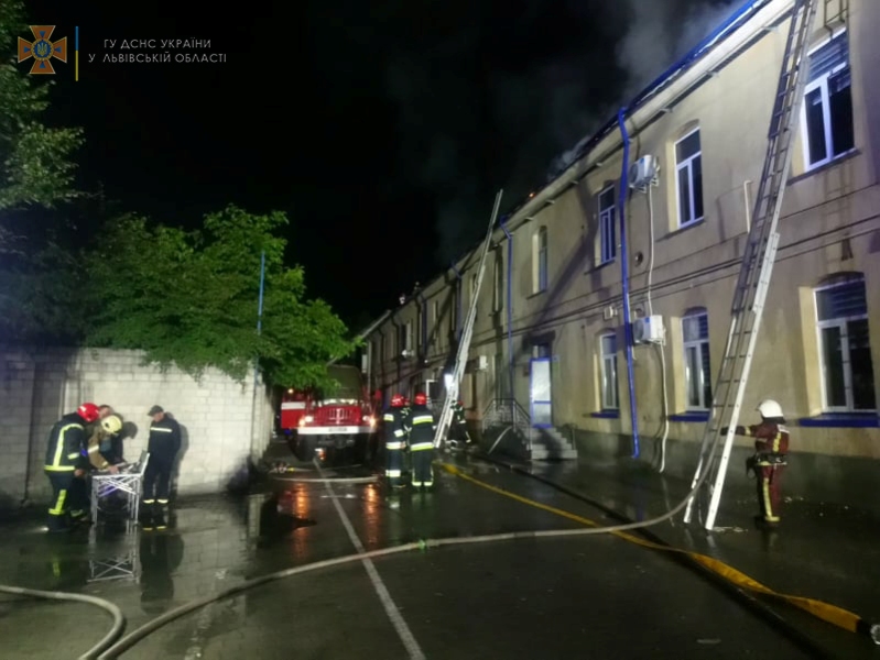 65 рятувальників гасили пожежу виробничого приміщення у Золочеві