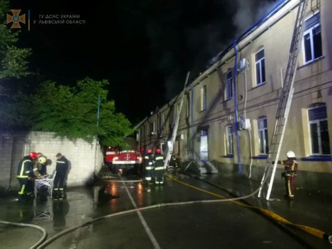 65 рятувальників гасили пожежу виробничого приміщення у Золочеві
