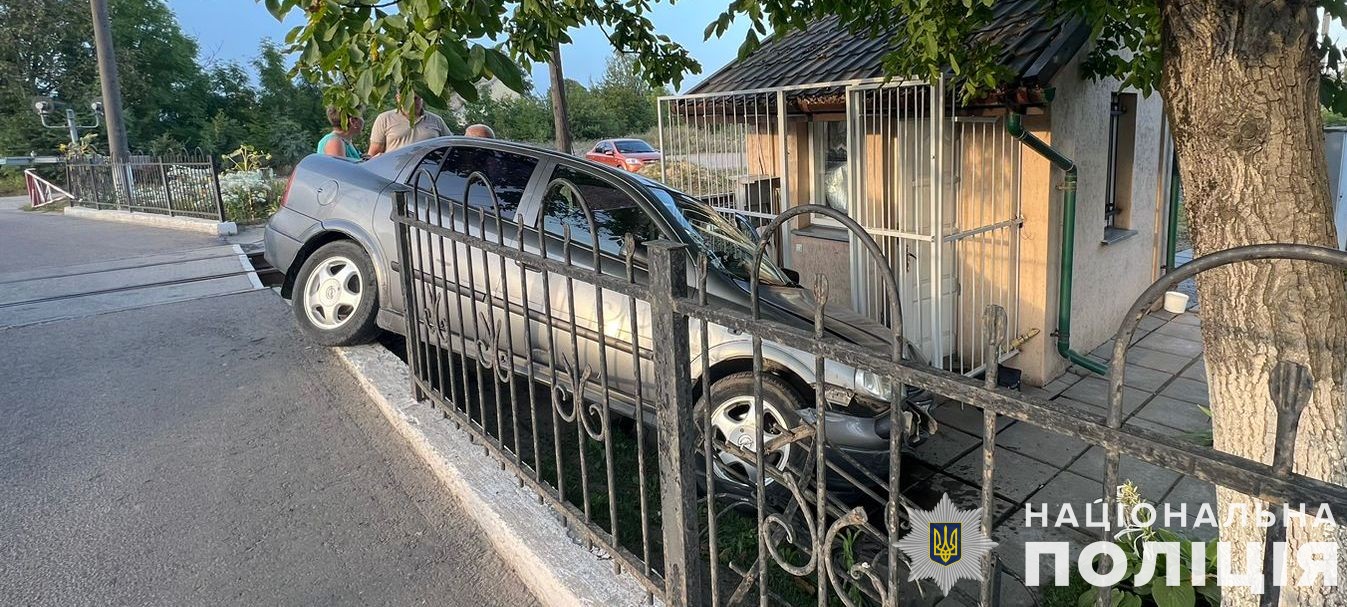 На Золочівщині водій Opel Astra з’їхав з дороги та збив пішохода 