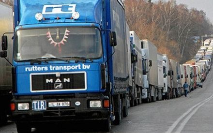 На дорогах Львівщини обмежили рух вантажівок