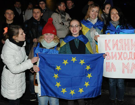 Близько ста людей біля пам'ятника Шевченку підганяли киян на майдан (ВІДЕО)