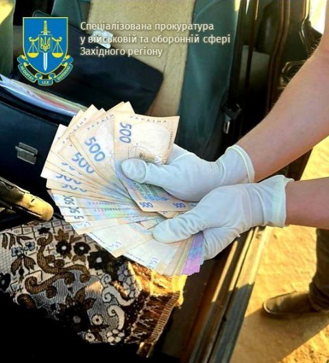 Директора одного з військових лісництв Львівщини викрили на хабарі