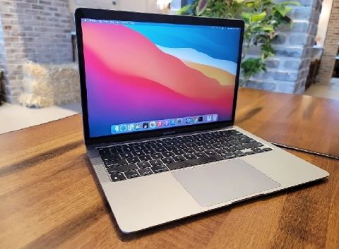 Apple презентує MacBook Air з великим дисплеєм