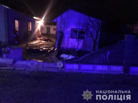 На Львівщині п'яний водій зніс огорожу та в’їхав у будівлю