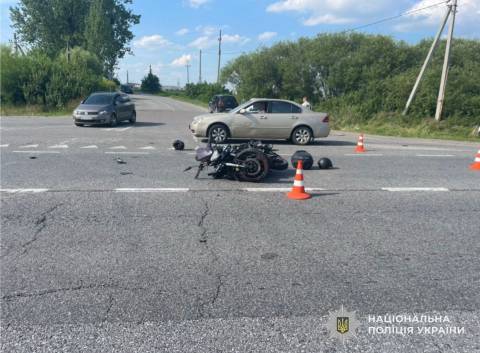 Поблизу Львова у ДТП постраждали водійка легковика та мотоцикліст