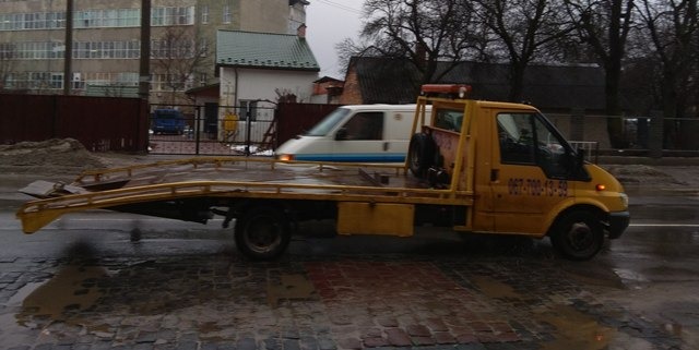 Садовий хоче купити нові евакуатори для львівських водіїв-порушників