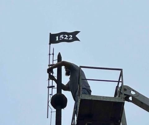 Львівські архітектори встановили флюгер на шпилі Порохової вежі