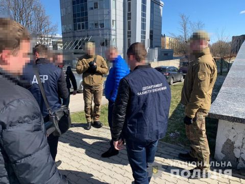 Чиновника львівської податкової затримали на хабарі у 12 тисяч гривень
