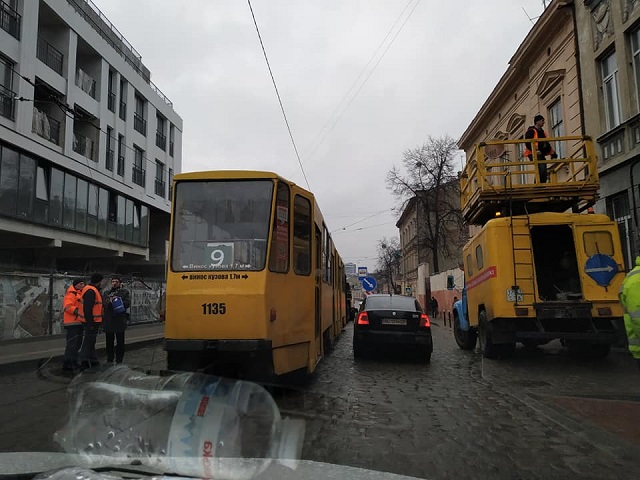 Через обрив контактної мережі на Замарстинівській трамваї № 9 та № 6 курсують за зміненим маршрутом