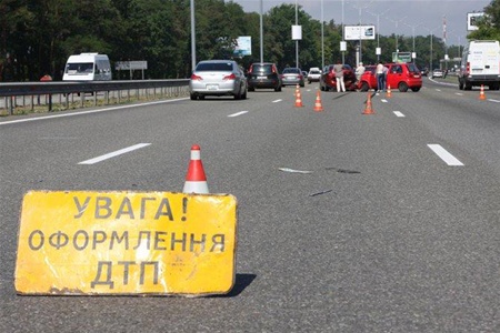У Львові зіткнулись три автомобілі, двоє осіб травмовано (ВІДЕО)