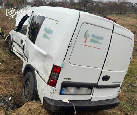 На Яворівщині перекинулась автівка: водій потрапив до лікарні