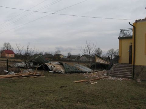 Через негоду в одній із шкіл Львівщини зірвало частину даху