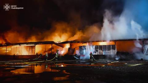 У Жидачеві виникла масштабна пожежа на складах