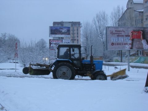 Засніжені дороги Львівщини продовжують очищати більше 90 машин