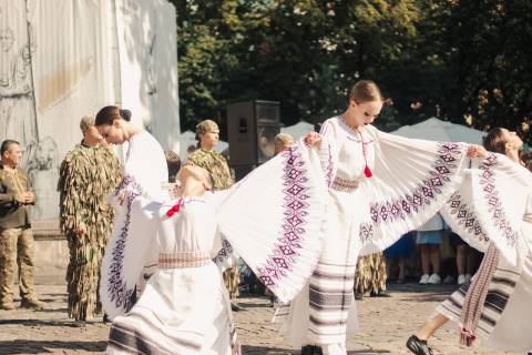 Прапори свободи: у Львові в День Незалежності зібрали 20 тисяч гривень на потреби війська