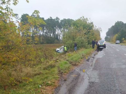 На Радехівщині мікроавтобус з'їхав у кювет: є загиблий і травмований