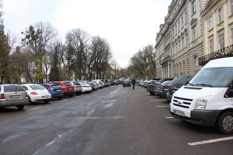 У Львові пропонують рідним загиблих військових безкоштовно паркуватися в центрі на час похорону