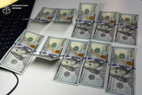 Львівський митник організував схему вивезення готівки з України