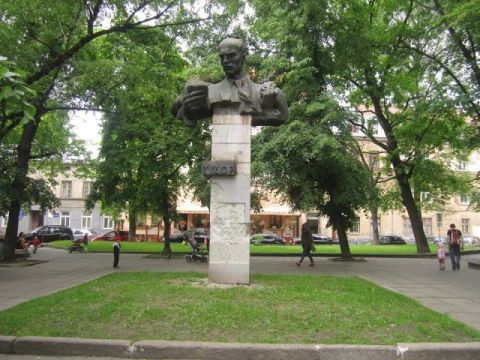 Пам'ятник Тудору у Львові розфарбували