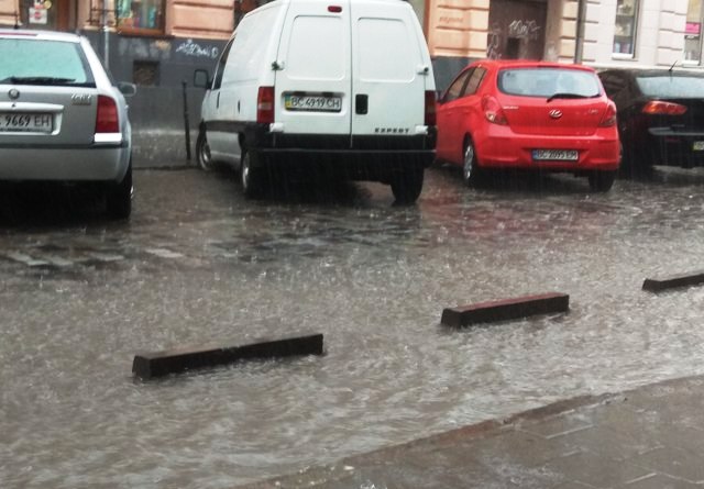 На Львівщині прогнозують сильні пориви вітру і дощ