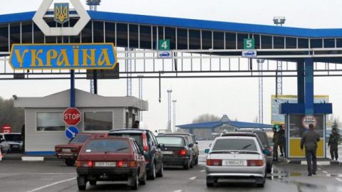 Директора фірми спіймали на незаконному ввезенні в Україну 60 тонн квітів