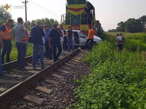 На Львівщині у ДТП з поїздом загинула водійка легковика
